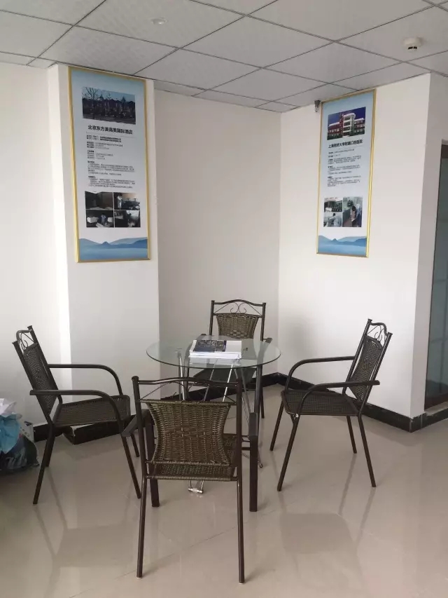 歷經(jīng)近兩個(gè)月的店面籌備工作，創(chuàng)綠家空氣治理惠州服務(wù)中心正式落成，室內(nèi)裝修污染危害社會(huì)，室內(nèi)空氣治理迫在眉睫。創(chuàng)綠家惠州服務(wù)中心將竭誠(chéng)為您服務(wù)！ 溫總、朱總與公司合照 創(chuàng)綠家空氣治理惠州服務(wù)中心門面 店內(nèi)展示： 祝溫總、朱總開(kāi)業(yè)生意興隆、財(cái)源廣進(jìn)！